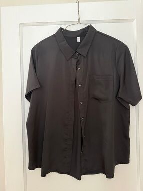 Women’s Short-Sleeve Silk Button-Up Shirt - Black